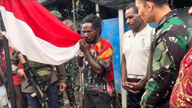 mantan-opm-sumpah-setia-nkri-usai-cium-bendera-merah-putih